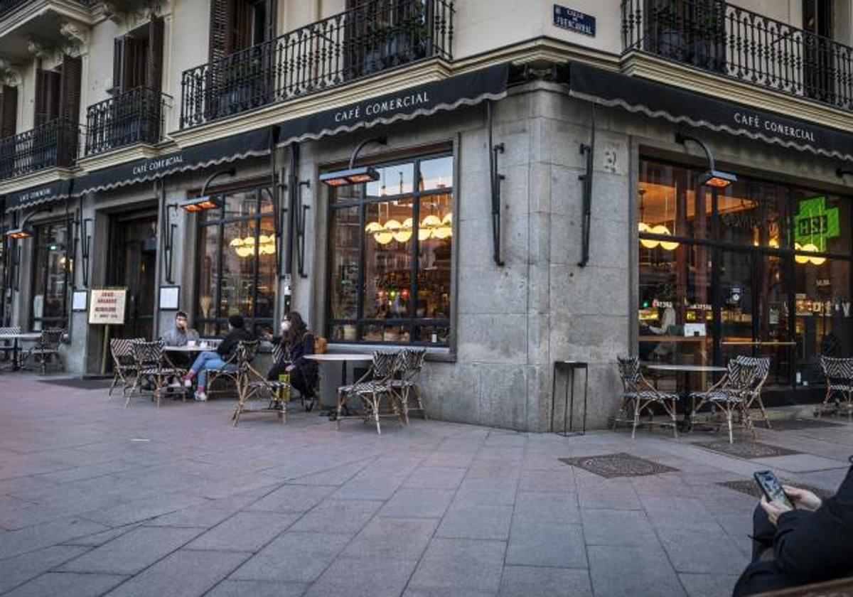 Café Comercial, en la esquina de la glorieta de Bilbao