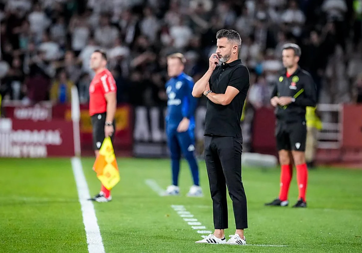 Iván Ania observa desde la banda a sus jugadores durante un encuentro esta temporada