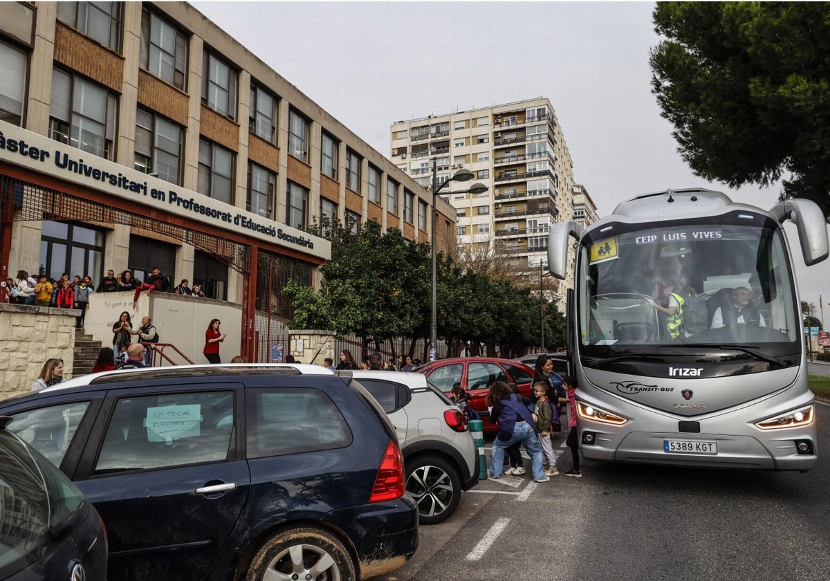 Autobuses escolares durante la reanudación de las clases en Massanassa, donde los alumnos del CEP Lluís Vives han sido reubicados