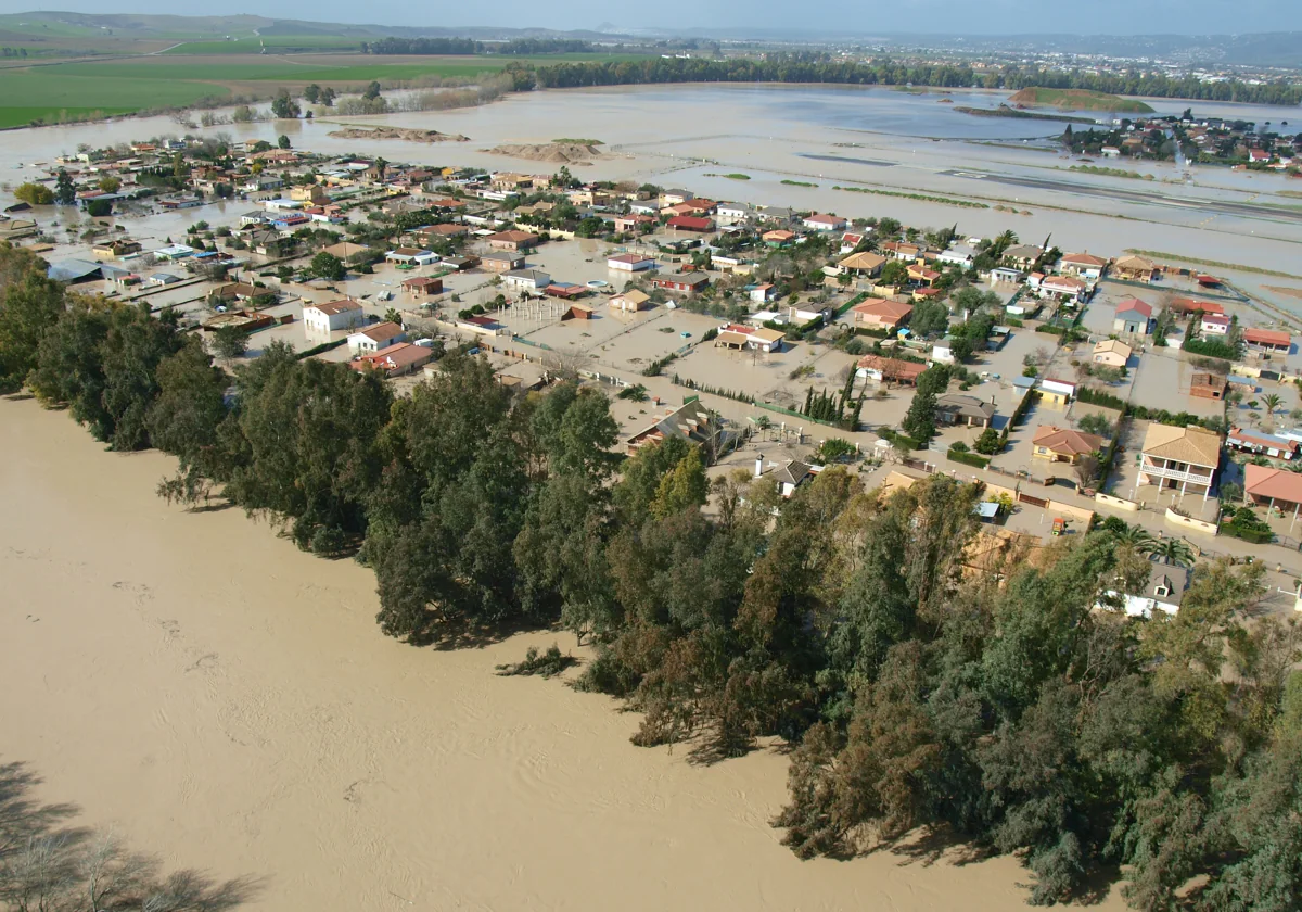 Panorámica de las parcelas junto al aeropuerto inundadas por el río y su crecida por las lluvias en 2010