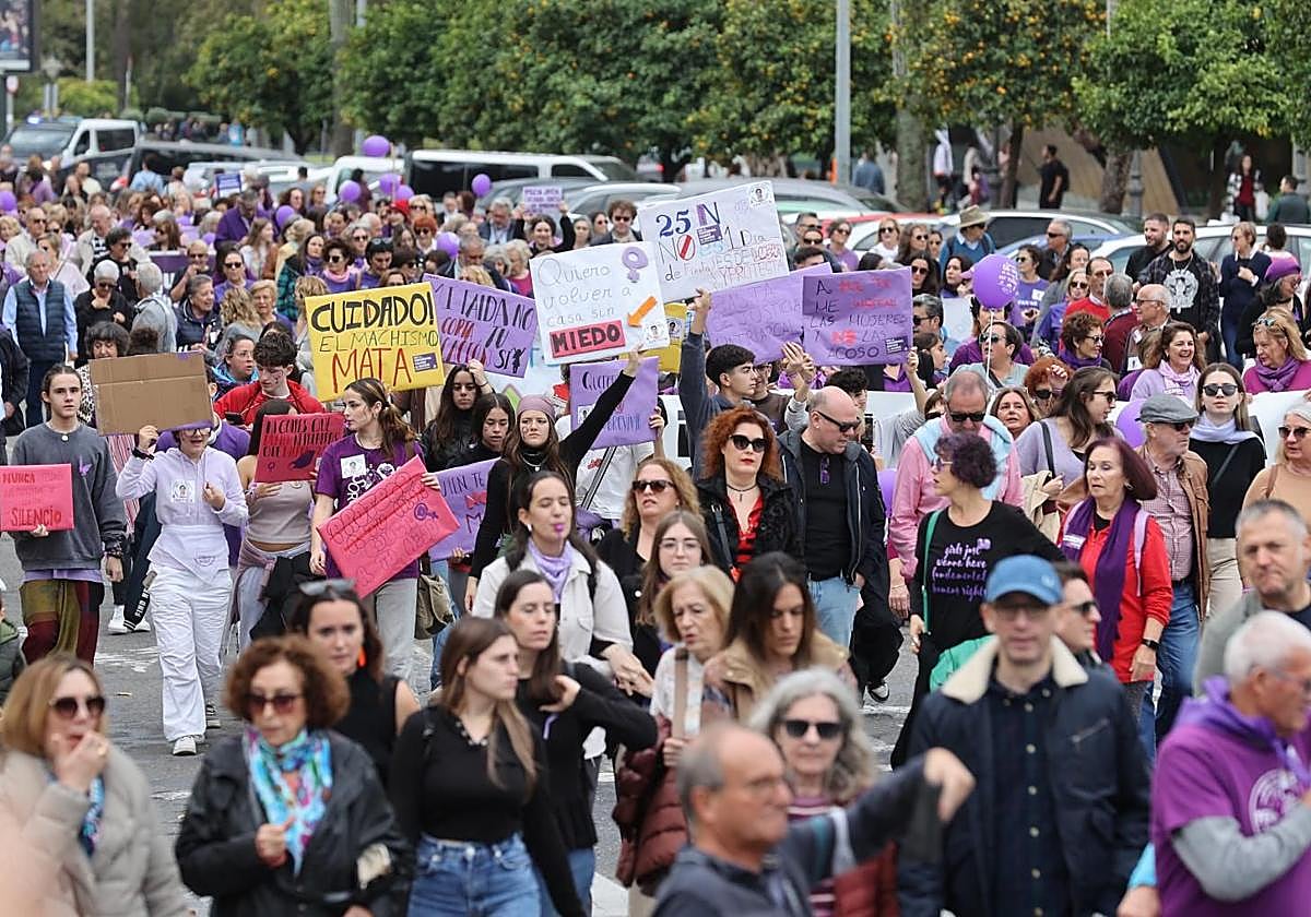 Miles de cordobeses, ayer, durante la marcha contra la violencia de género celebrada en la capital