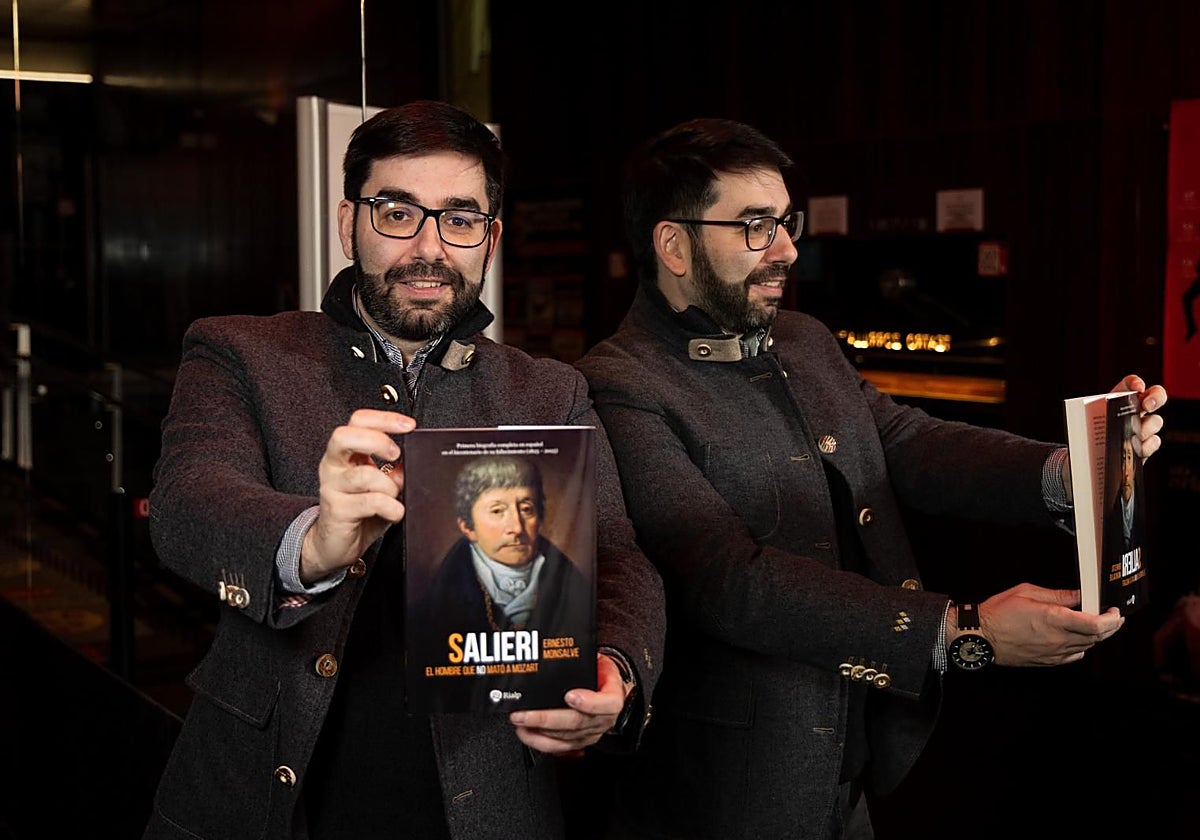 Ernesto Monsalve, en el Teatro Zorrilla, con su libro sobre Salieri