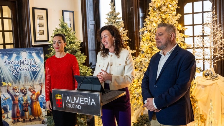 La alcaldesa de Almería, en el centro, durante la presentación de la programación de Navidad