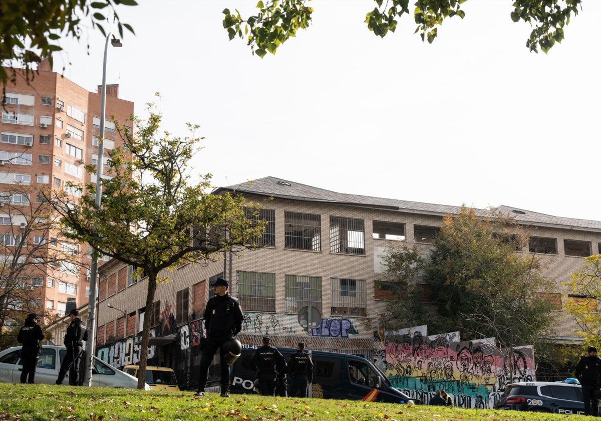 Agentes de la Policía Nacional durante el desalojo del centro social okupado 'La Atalaya' en Puente de Vallecas