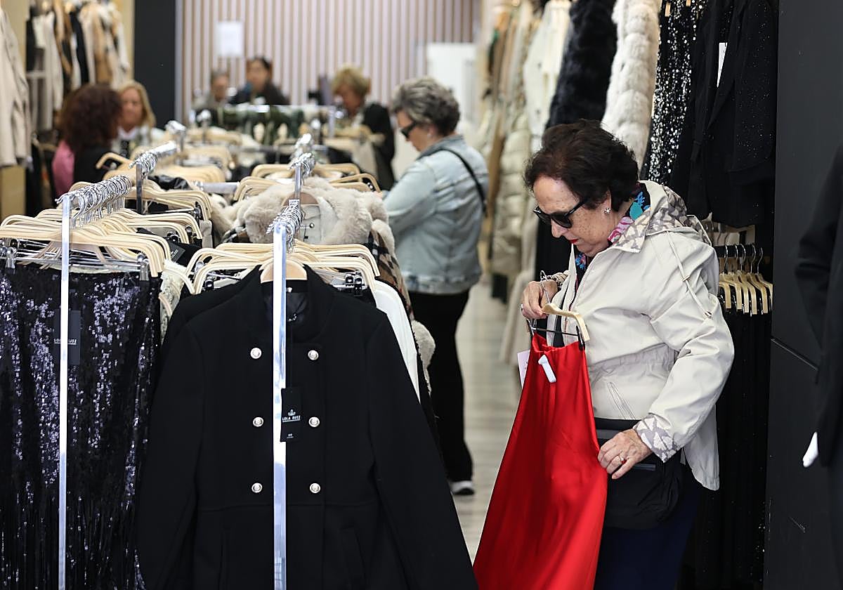 Una mujer mira una prenda en una tienda del Centro de Córdoba