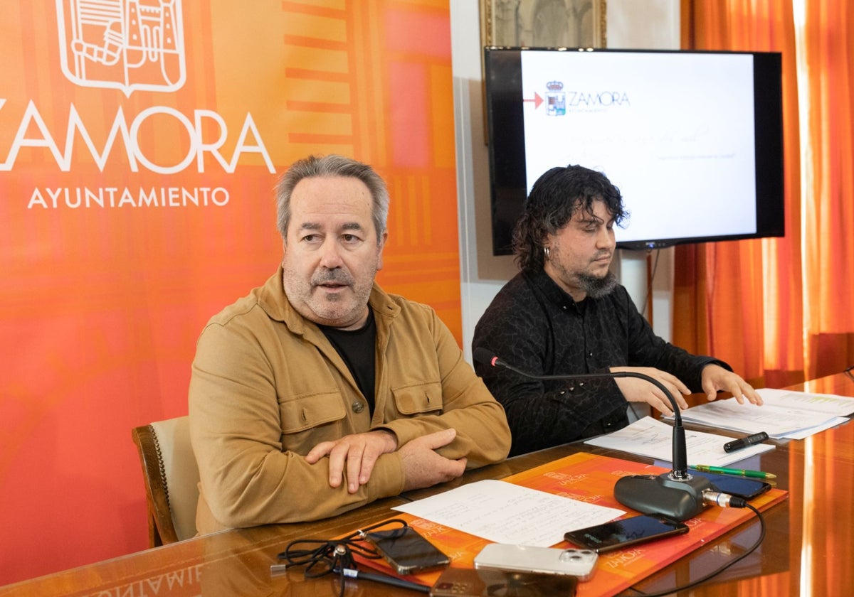 El alcalde de Zamora, Francisco Guarido, y el concejal de Hacienda, Diego Bernardo, durante la presentación de los Presupuestos para 2025.