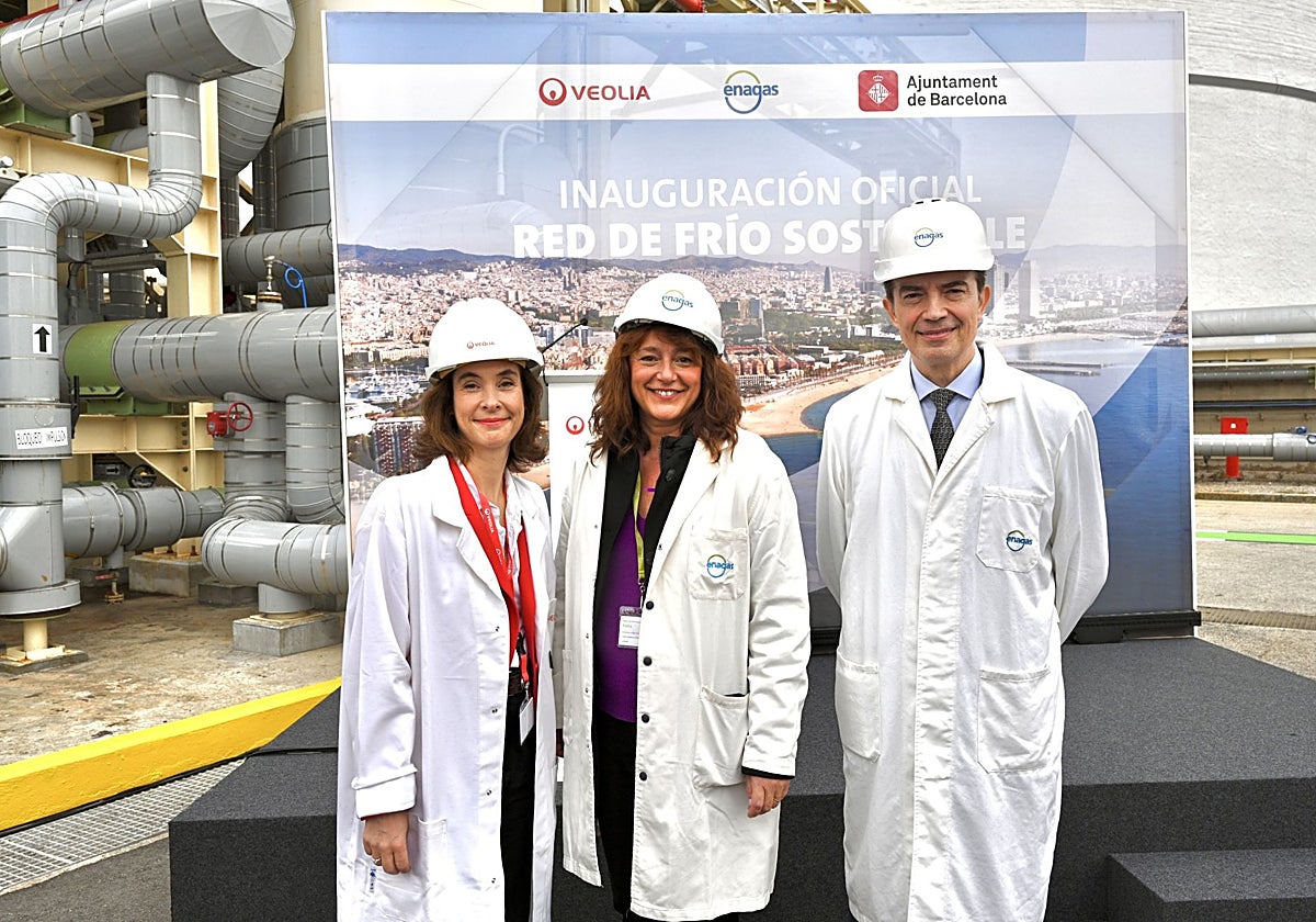Estelle Brachlianoff, CEO de Veolia, Laia Bonet, primera teniente de alcaldía del Ayuntamiento de Barcelona, y Arturo Gonzalo, CEO de Enagás