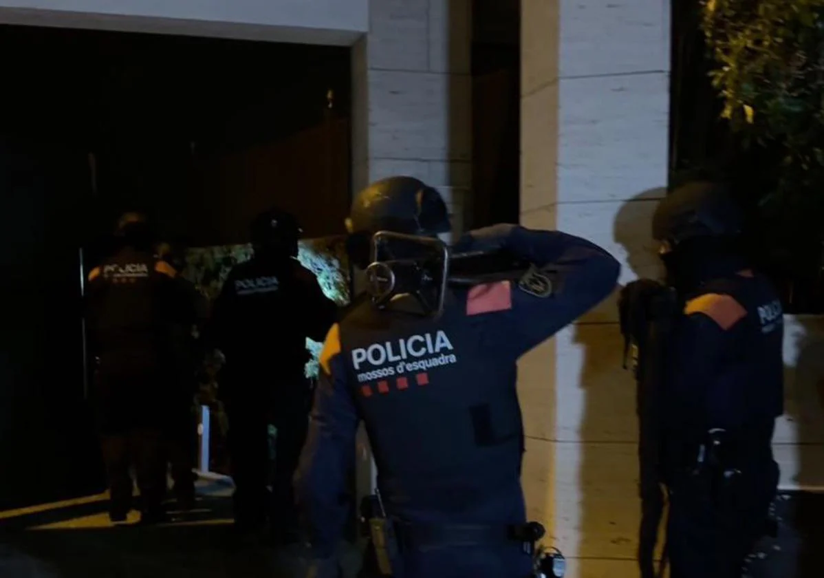 Mossos d'Esquadra durante la operación esta madrugada