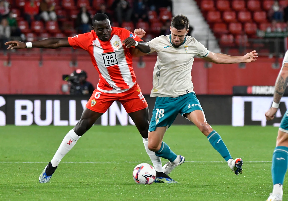 El mediocentro Genaro durante el partido en Almería