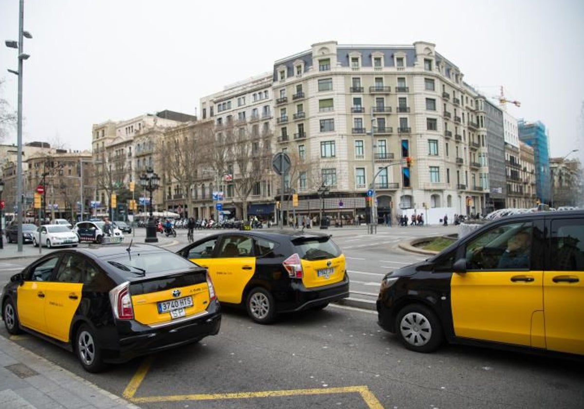 Taxis, por el centro de Barcelona en una imagen de archivo