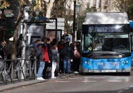 EMT ofrece un servicio gratuito para conectar las estaciones de García Noblejas y el Estadio Metropolitano