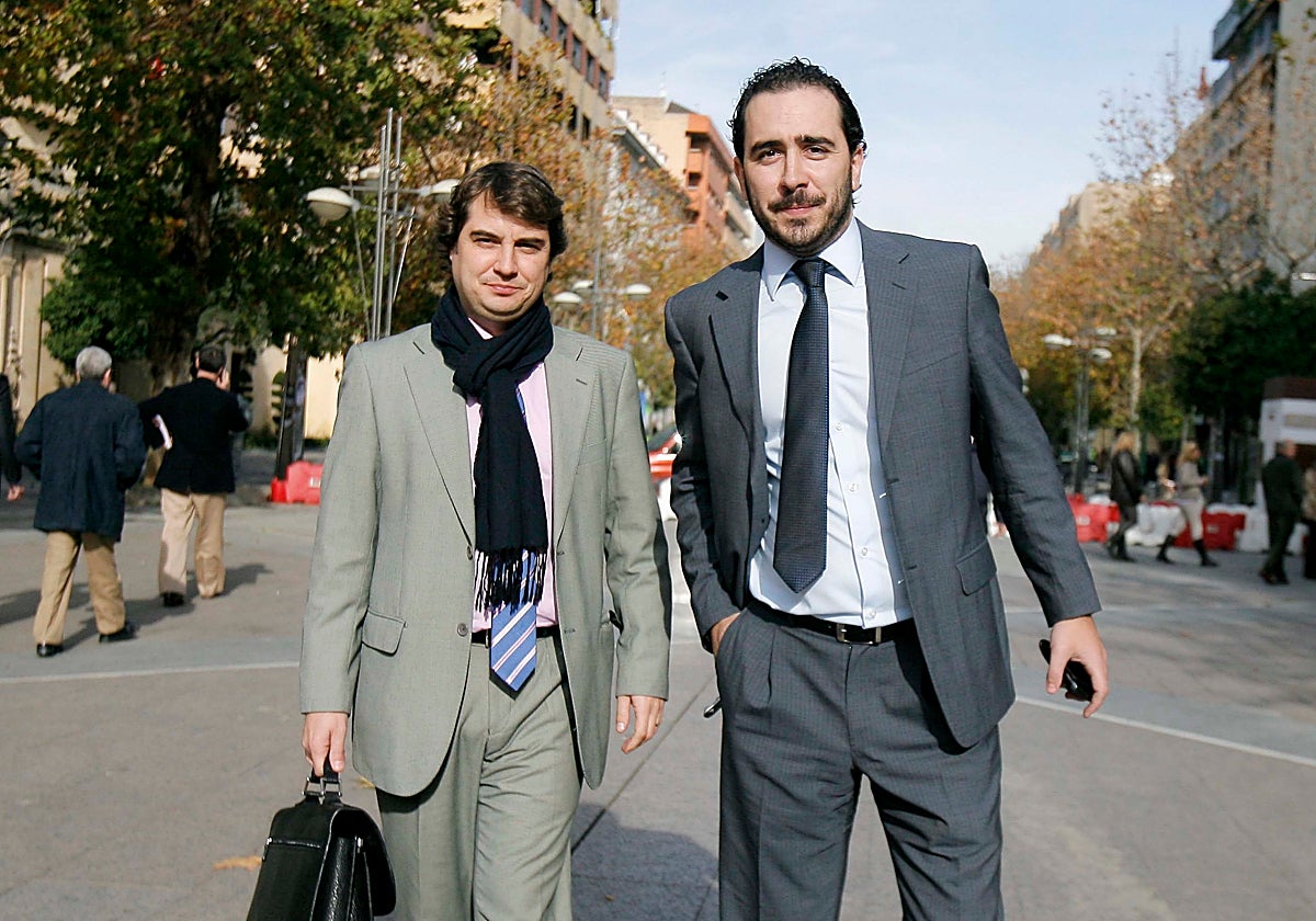 Víctor de Aldama (derecha), en el bulevar Gran Capitán para comprar el Córdoba CF en 2011