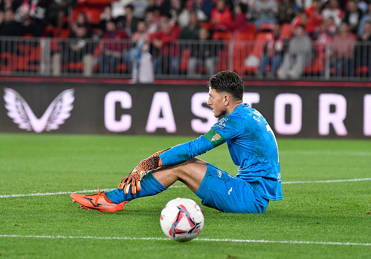 El capitán del Córdoba CF, Carlos Marín, derrumbado el martes en Almería