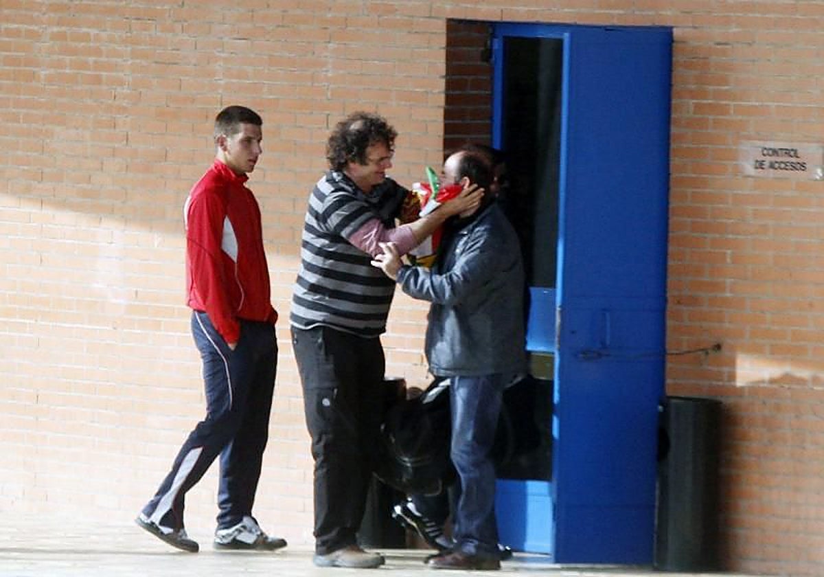 Un preso es recibido por sus familiares en la puerta de control de acceso