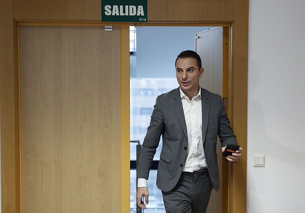 Juan Lobato, en el grupo socialista de la Asamblea de Madrid