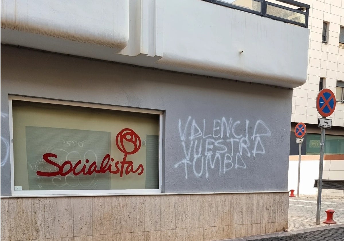 Fachada de la sede del PSOE en El Ejido con las pintadas vandálicas