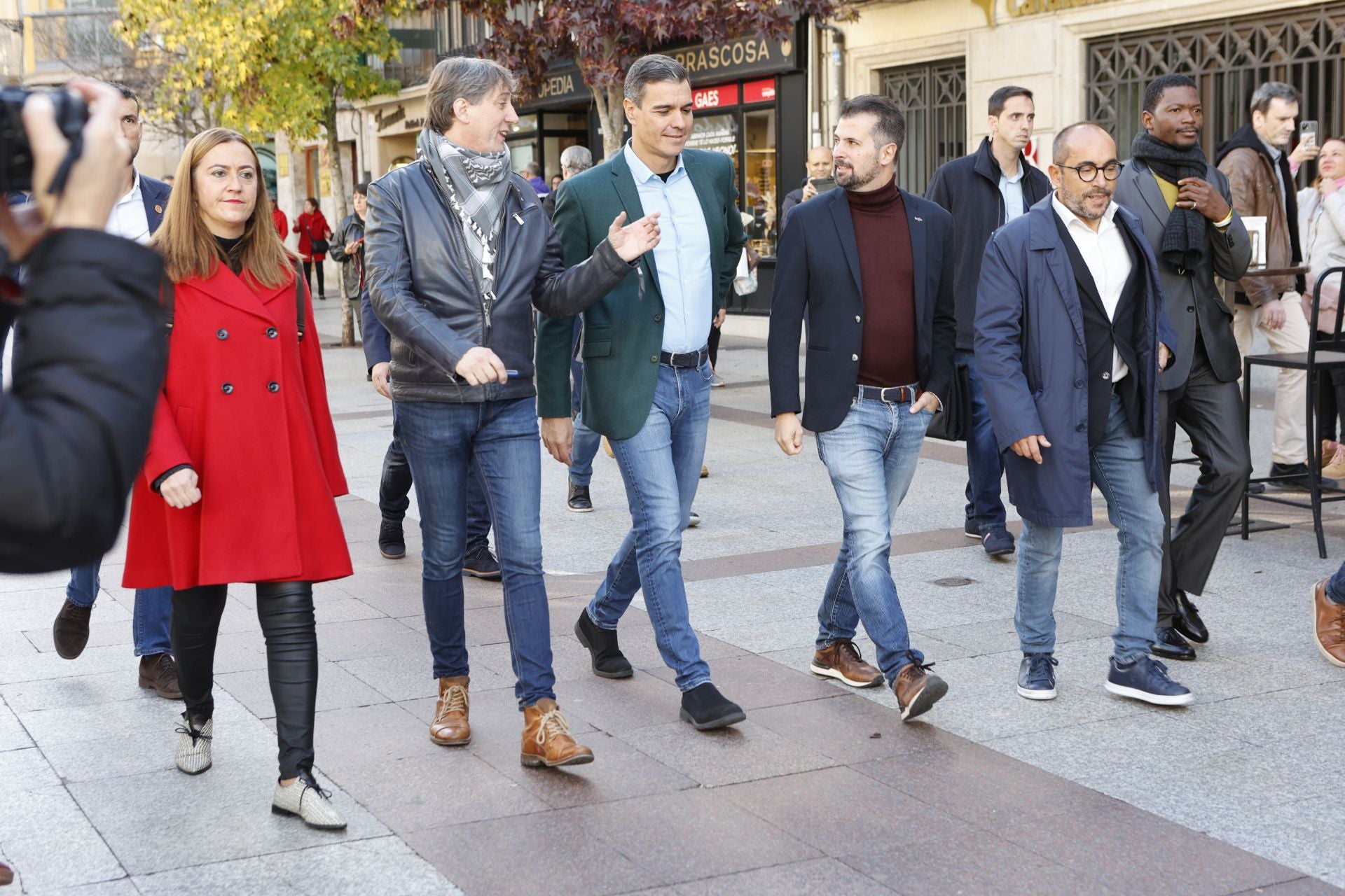 El alcalde de Soria, Carlos Martínez, el presidente del Gobierno, Pedro Sánchez, y el secretario general del PSOE en Castilla y León, Luis Tudanca, en un acto electoral en 2022.