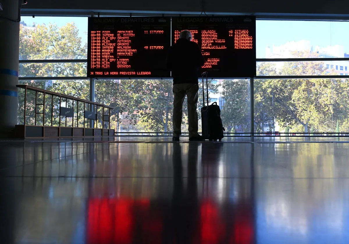 Un viajero mira la pantalla de información en la sala de espera de la Estación de Autobuses de Méndez Álvaro de Madrid