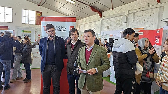 Una Oficina de empleo móvil en Cañada Real enseña a los residentes a hacer CV y les ayuda a encontrar trabajo