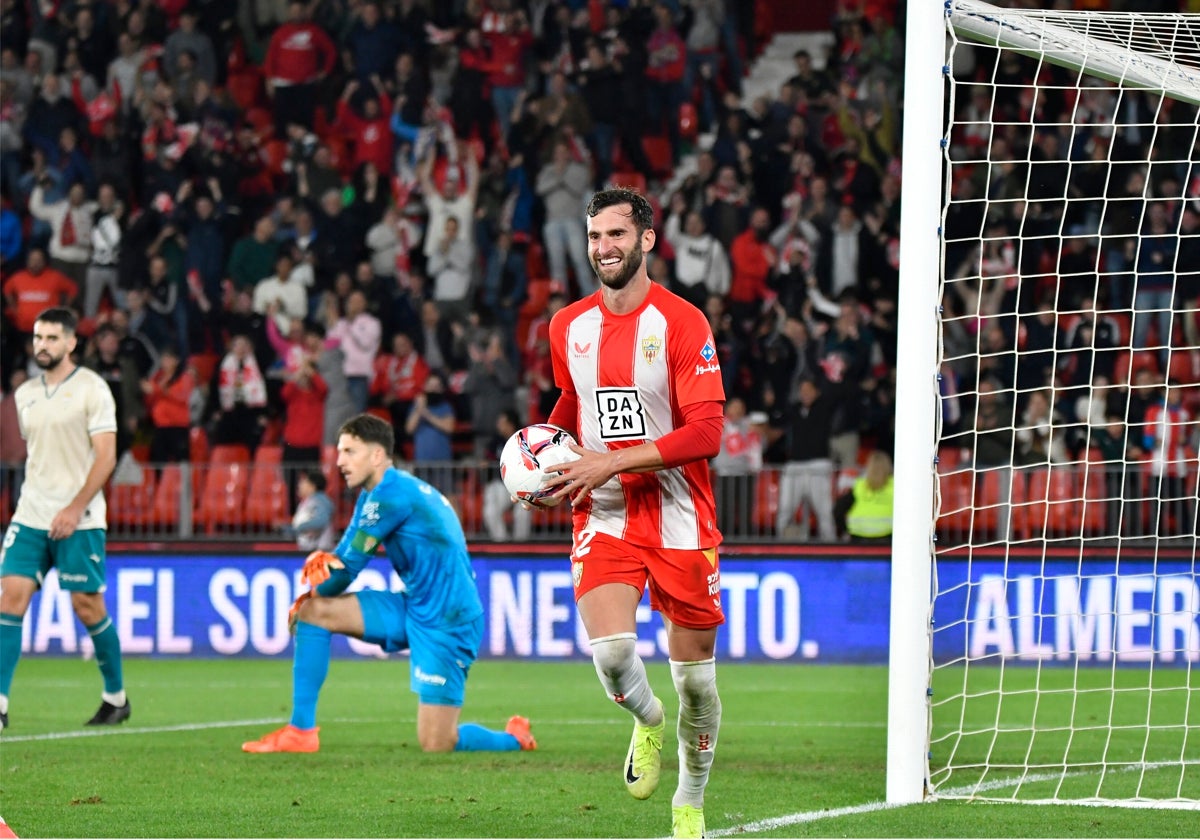 Carlos Marín hinca la rodilla en Almería ante Sintes mientras Leo Baptistao celebra el 4-0 local