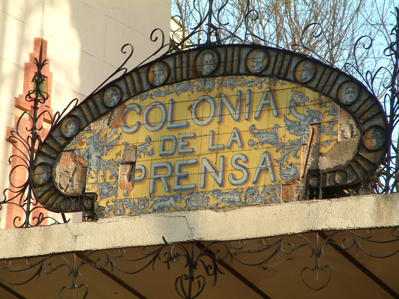 Letrero del Arco de la Colonia de la Prensa