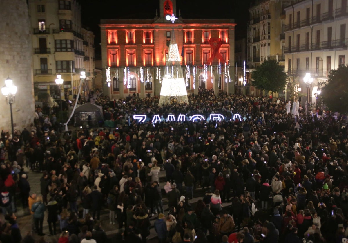 Cientos de personas esperan el encendido navideño de Zamora el año pasado.