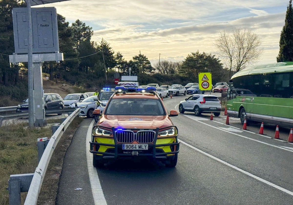 Cortes de tráfico en la subida al puerto de Navacerrada en el invierno pasado