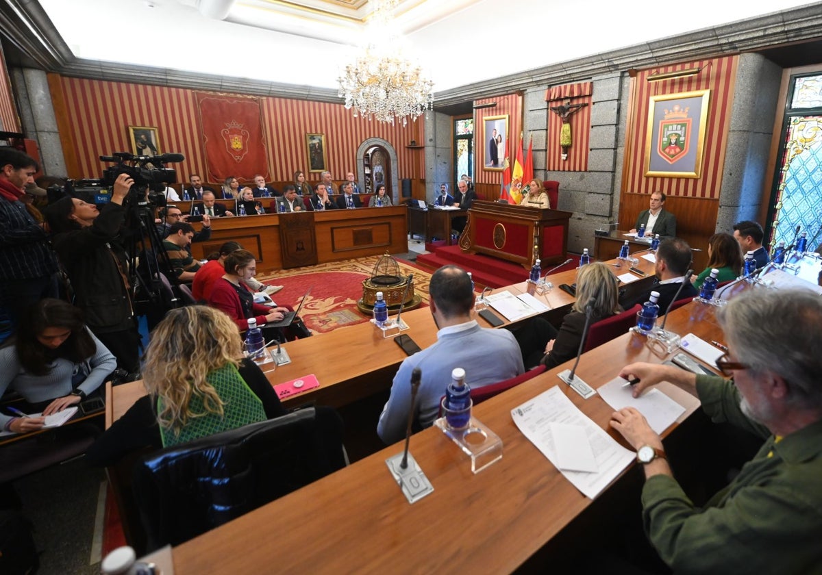 Pleno extraordinario en el que la alcaldesa de Burgos se somete a una cuestión de confianza vinculada a la aprobación de los presupuestos para 2025