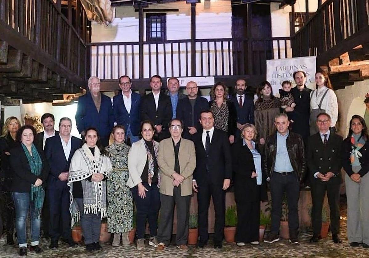 Los propietarios de las tabernas junto al alcalde, este miércoles, en la Posada del Potro.