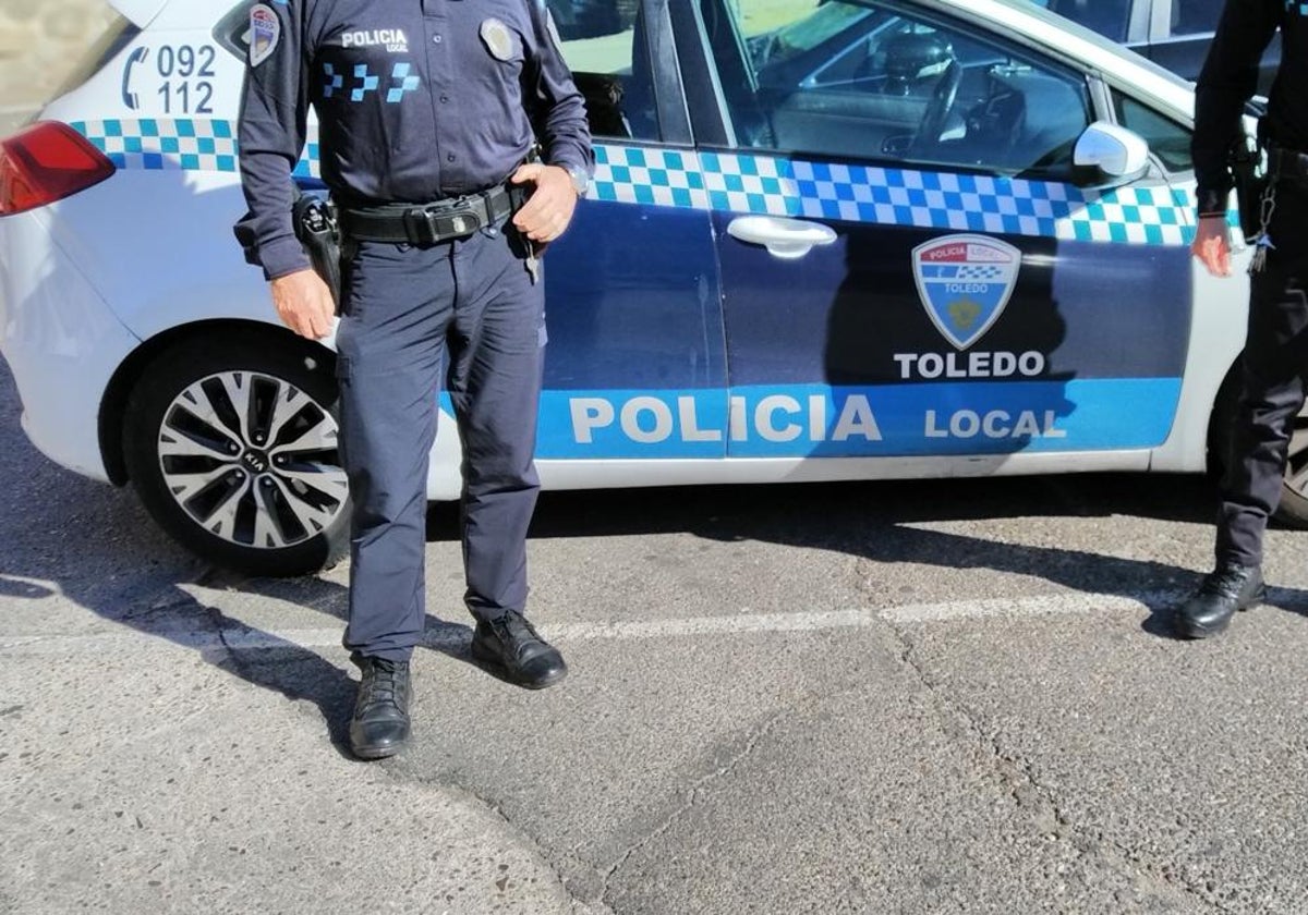 Fotografía de archivo de dos policías locales de Toledo