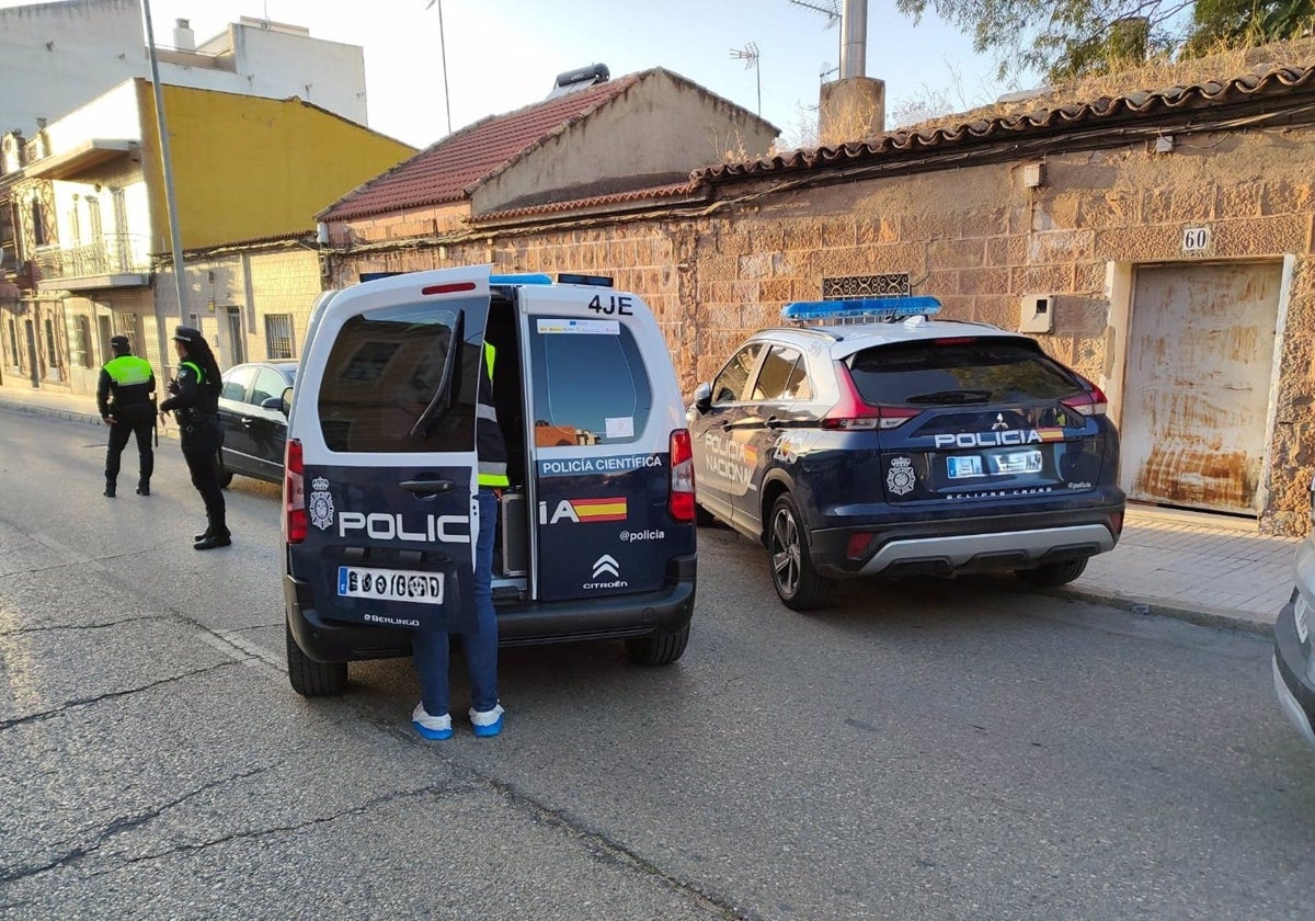 Vehículos de Policía Nacional junto a la vivienda donde se produjo el crimen