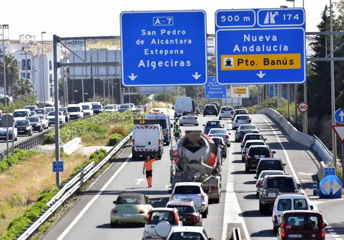 Atasco en la A-7 en Marbella, uno de los puntos de mayor colapso del arco mediterráneo andaluz