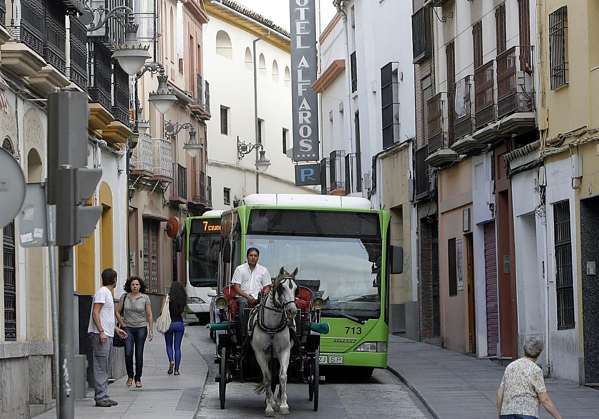 Autobuses transitando por la calle Alfaros antes de la reforma