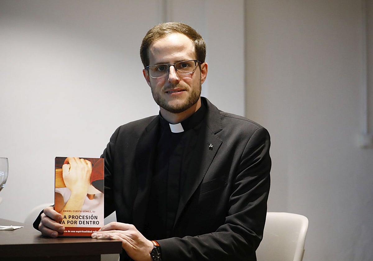 Daniel Cuesta, en una anterior ocasión en Córdoba para presentar su libro 'La procesión va por dentro'