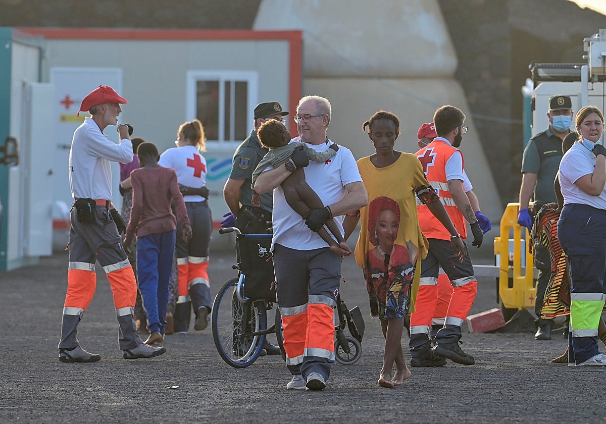 Salvamento Marítimo ha rescatado ayer jueves a 163 personas, entre ellas varios niños