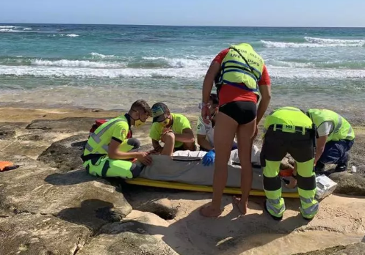 Atención an una persona accidentada en una playa de Fuerteventura en foto de archivo