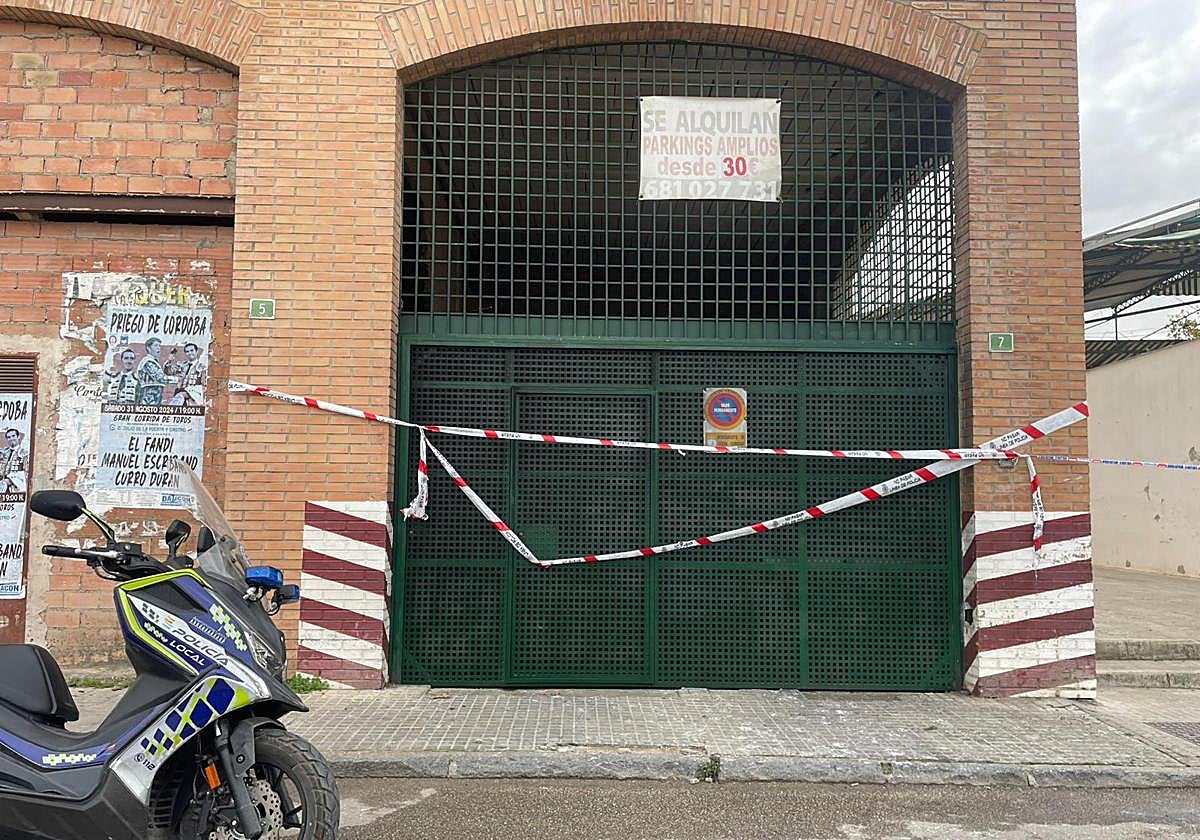 El garaje donde se ha producido el incendio en Lucena precintado por la Policía