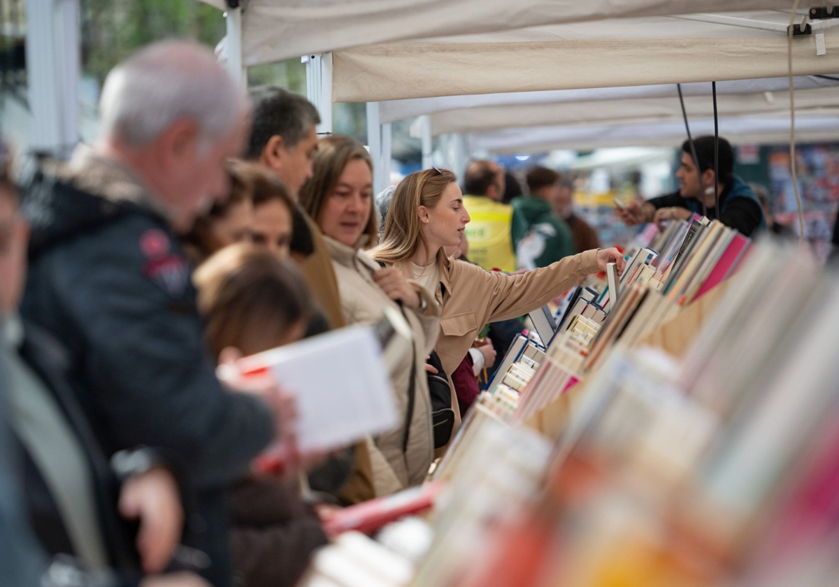 El día de Sant Jordi se convierte en una gran fiesta literaria, una jornada de comunión entre escritores y lectores