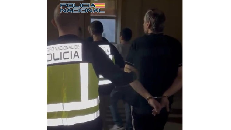 Los detenidos, custodiados por agentes de la Policía Nacional