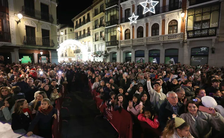 Imagen principal - Miles de personas han abarrotado la céntrica plaza de Zocodover para contemplar el encendido. La Escuela Municipal Diego Ortiz ha amenizado la velada con los típicos villancicos navideños