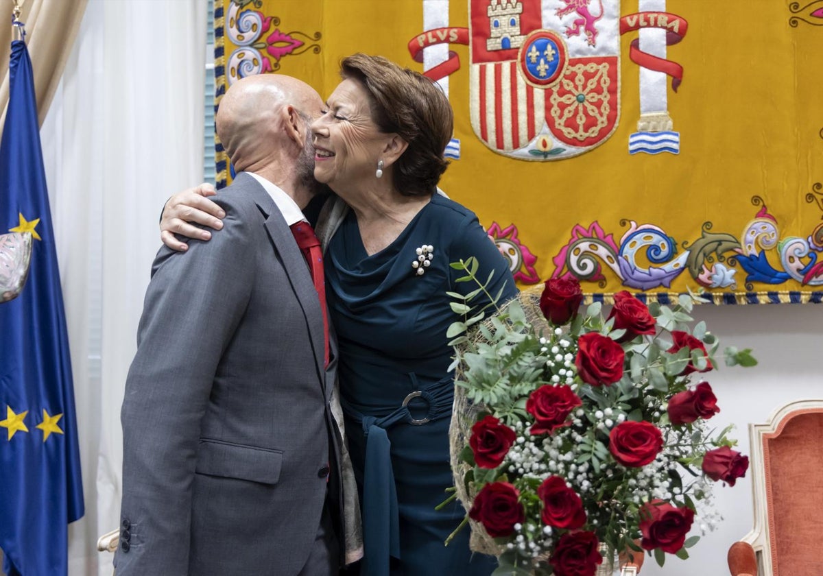 La exministra y exconsejera Magdalena Álvarez, recoge un ramo de rosas de manos del subdelegado del Gobierno en Málaga, Javier Salas