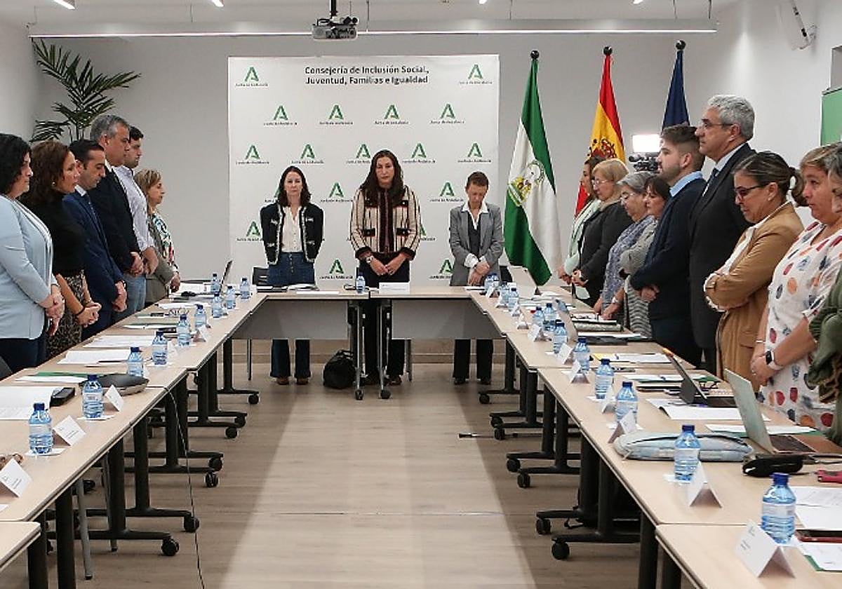 El pleno del Observatorio Andaluz contra la Violencia de Género, en pleno minuto de silencio por el crimen de Linares