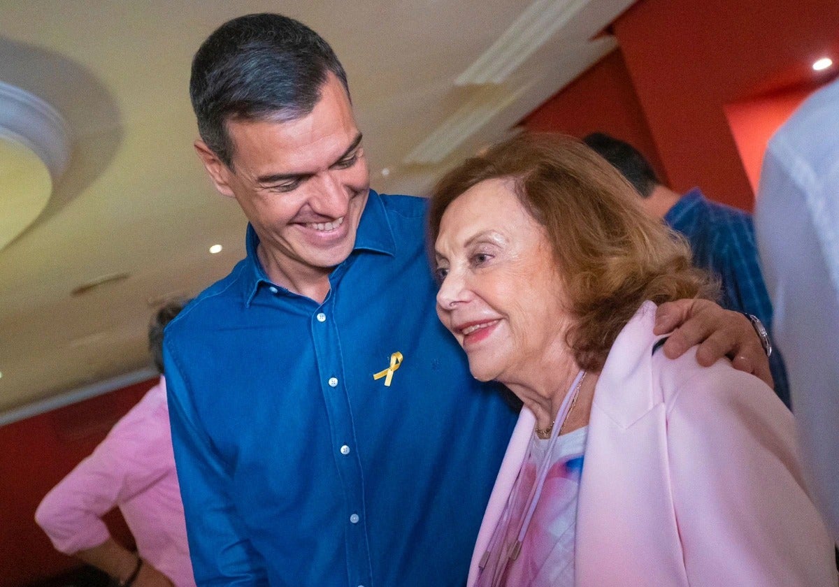 Amparo Rubiales, junto a Pedro Sánchez el 13 de mayo de 2023 en un acto en Sevilla