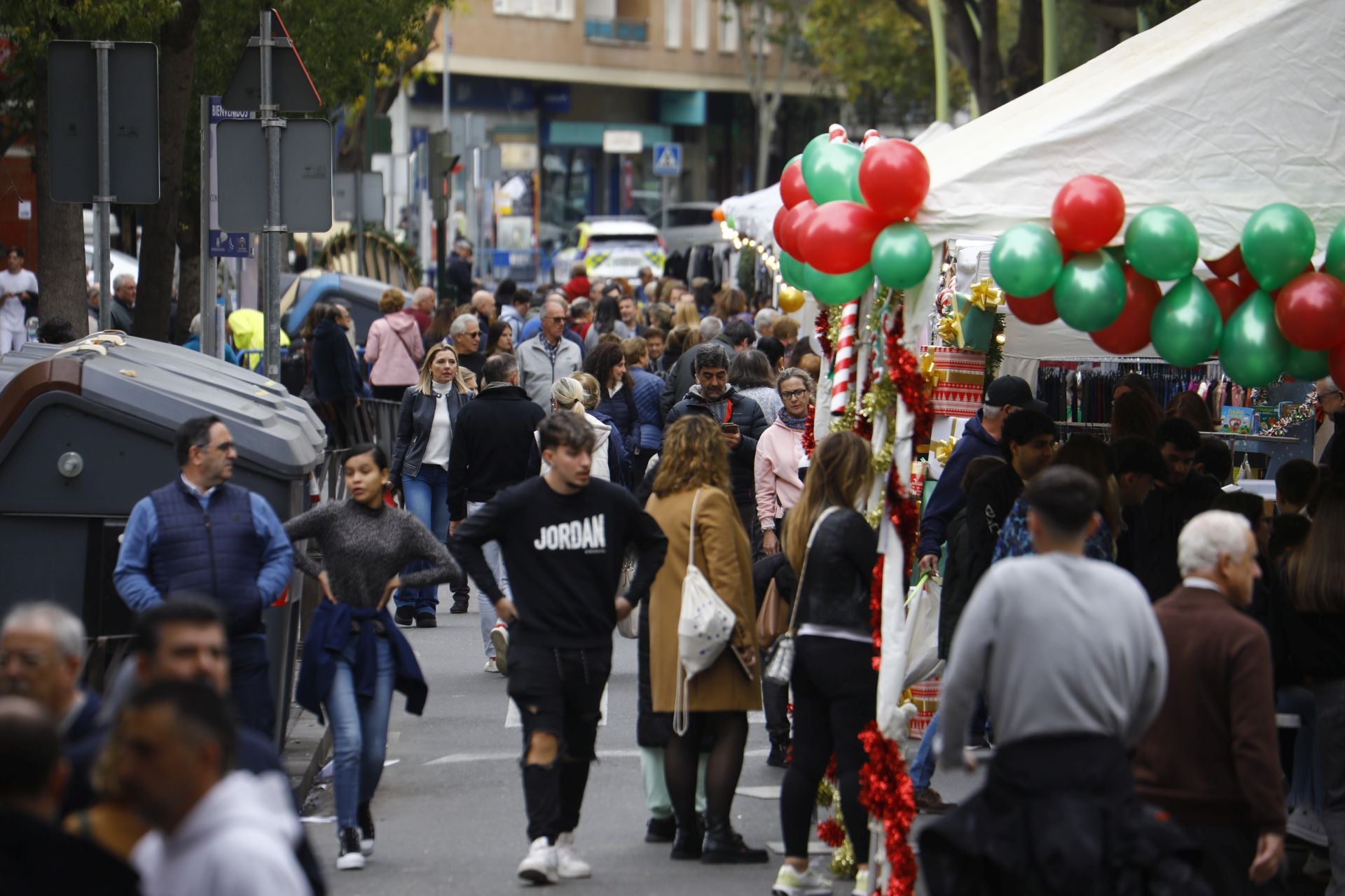 El pequeño comercio sale a la calle en el Santa Rosa Day, en imágenes