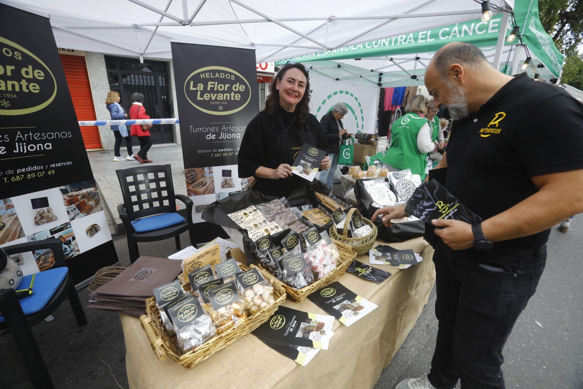 El pequeño comercio sale a la calle en el Santa Rosa Day, en imágenes