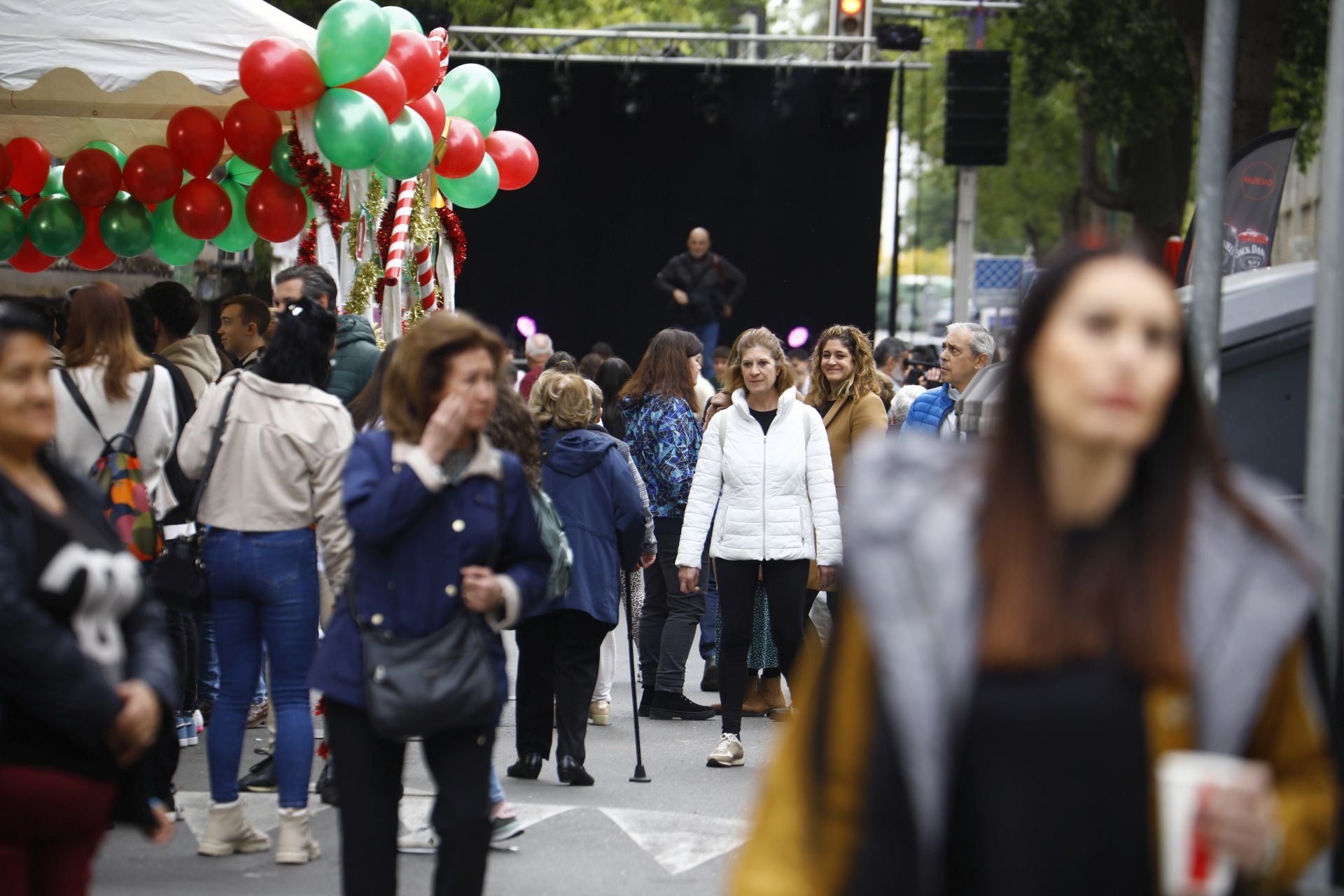 El pequeño comercio sale a la calle en el Santa Rosa Day, en imágenes