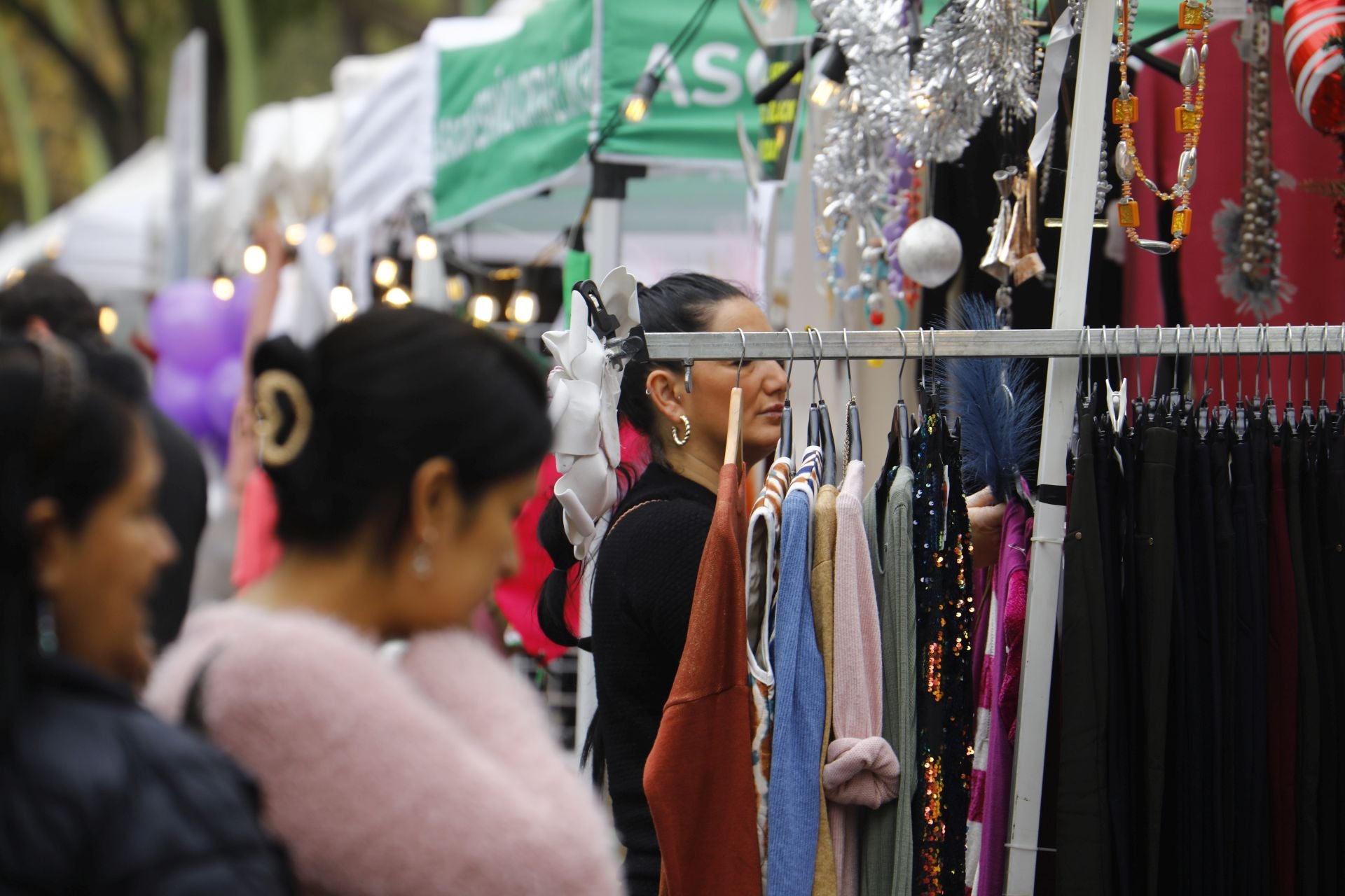 El pequeño comercio sale a la calle en el Santa Rosa Day, en imágenes