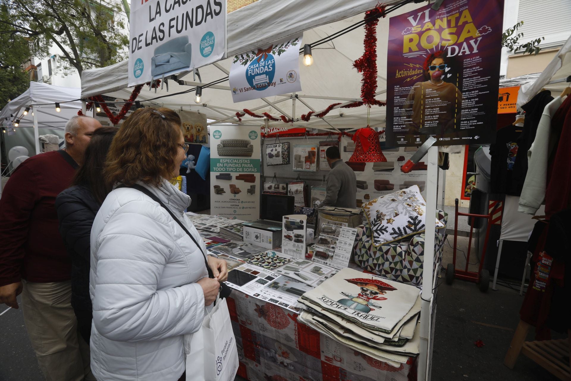 El pequeño comercio sale a la calle en el Santa Rosa Day, en imágenes