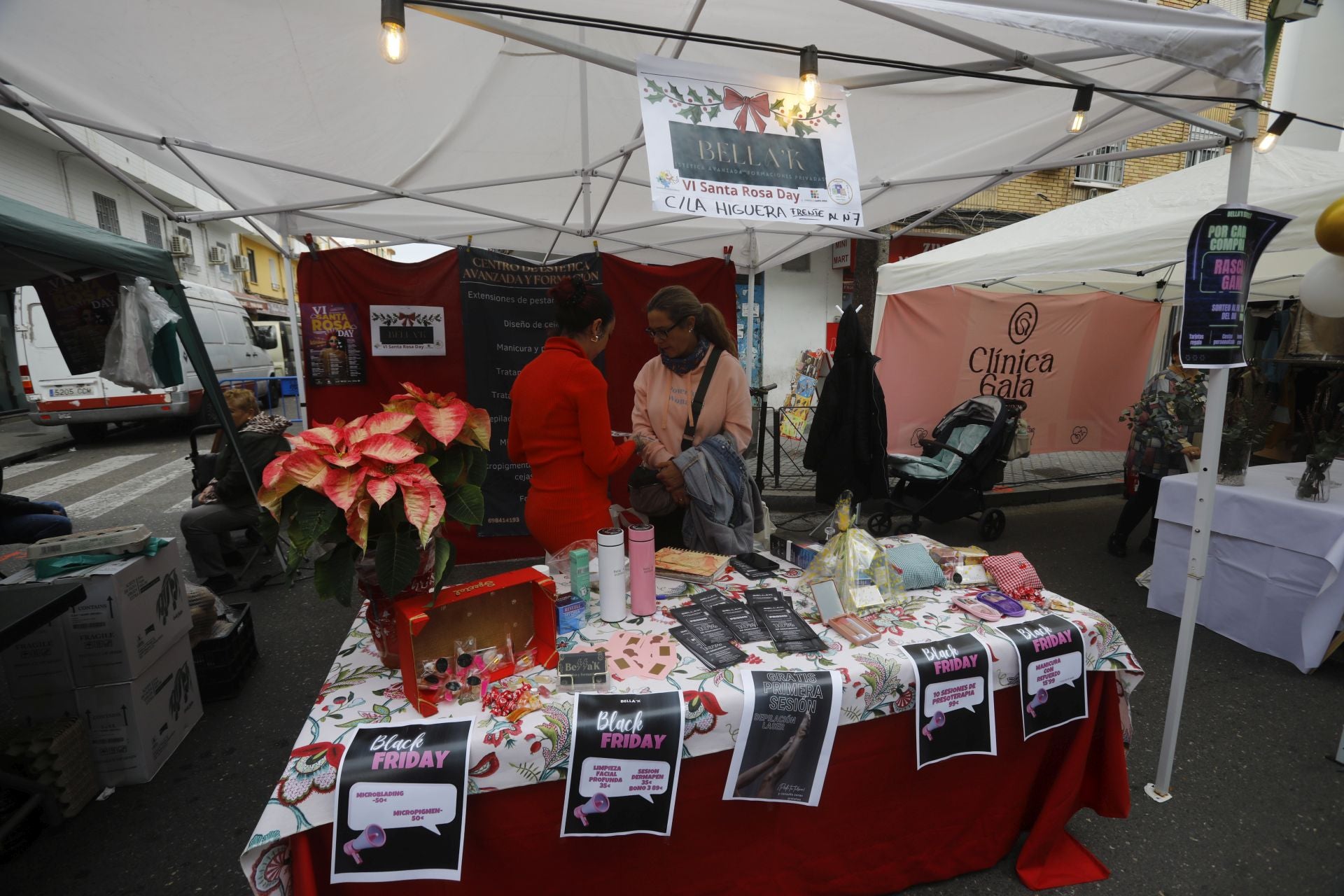 El pequeño comercio sale a la calle en el Santa Rosa Day, en imágenes