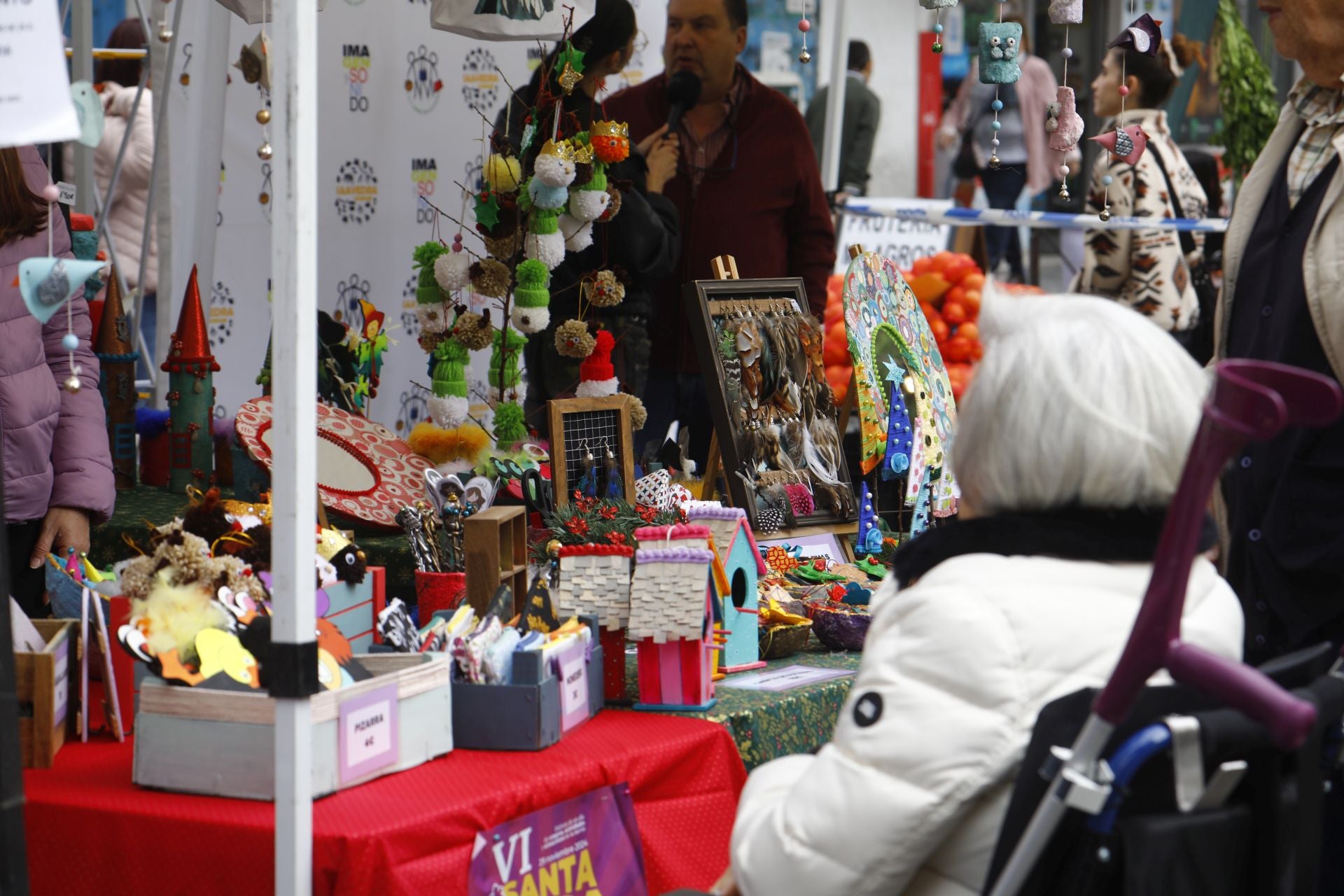 El pequeño comercio sale a la calle en el Santa Rosa Day, en imágenes